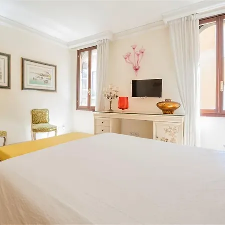 Ca' San Marco, Literally 20 Meters From San Marco Square! Апартаменты